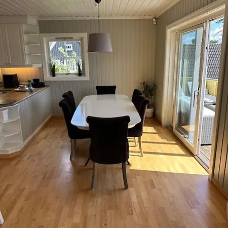 Familievennlig Bolig Pa 180 Kvm Med Sjoutsikt Rett Ved Huk Badestrand *