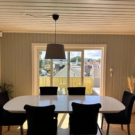 Familievennlig Bolig Pa 180 Kvm Med Sjoutsikt Rett Ved Huk Badestrand *